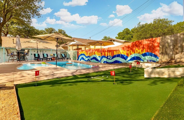 New Backyard Bliss, two pools, gameroom, lawn games, near city's top attractions