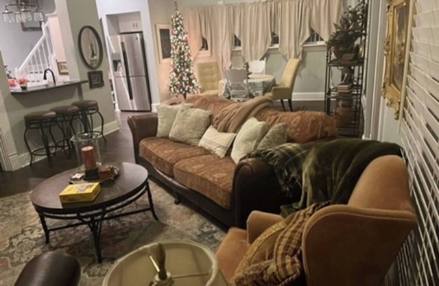 New Castle IN Hotel Alternative: 3BR House Free Parking, early check-in and wifi