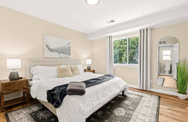 Spacious King Flat near Downtown Roseville | Upper