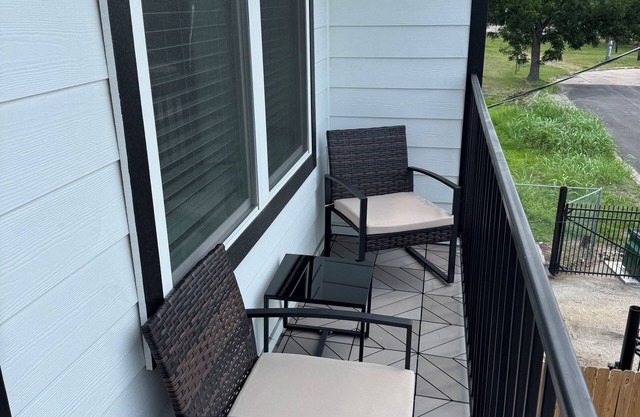 New Construction 3 BR with en-suite baths, mins to Houston’s top spots & events.