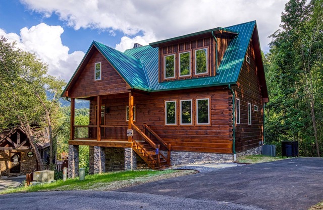 New Construction - 4bed 3.5 Bath in Beautiful Wears Valley!!