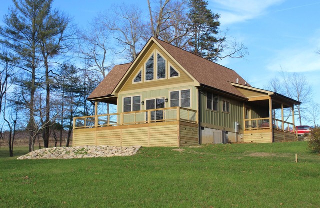 New Construction farmhouse w/ Jacuzzi, loft and old rustic appeal