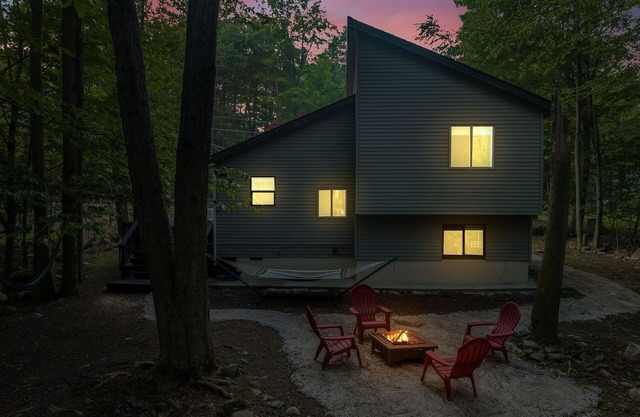 NEW! Cozy home with Jacuzzi and Fire Pit in Pocono!