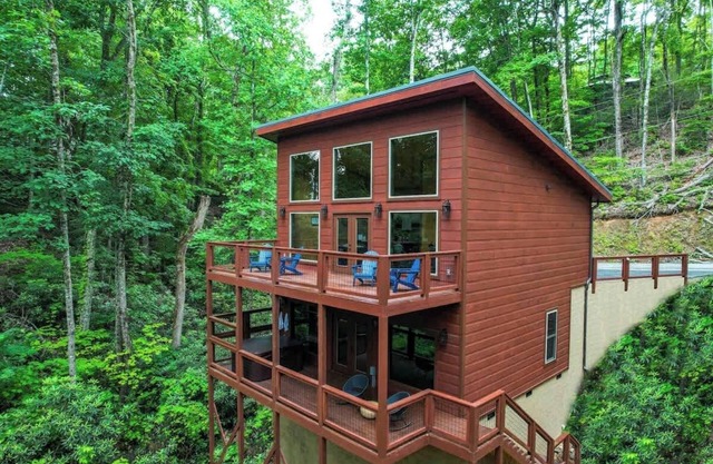 New Cozy Mountain Cabin - Hot Tub - Near Downtown