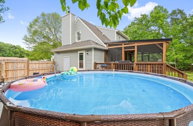 NEW! Cozy Raleigh Home w/ Porch & Fenced yard-Mins to Downtown ! *pet friendly*