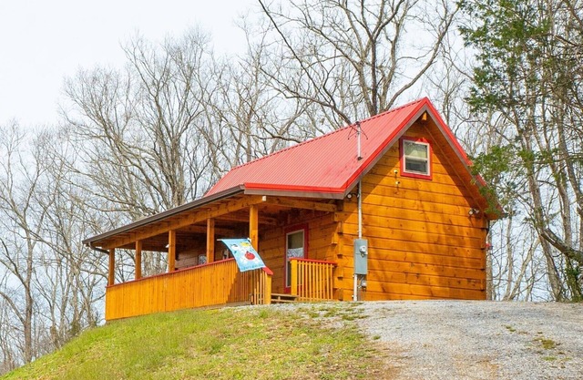 ¡NUEVO! Cabina personalizada en 10 acres!