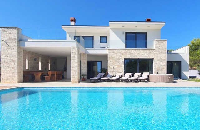 Nueva y encantadora Villa Marlera con vista al mar y piscina privada infinita
