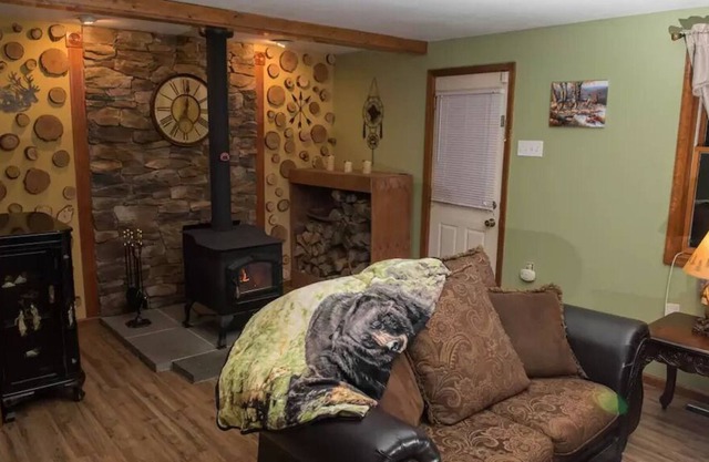NEW! FAMILY RETREAT -GAME ROOM -FirePit-Huge Patio-Walk to Lakes/Beaches-Tennis