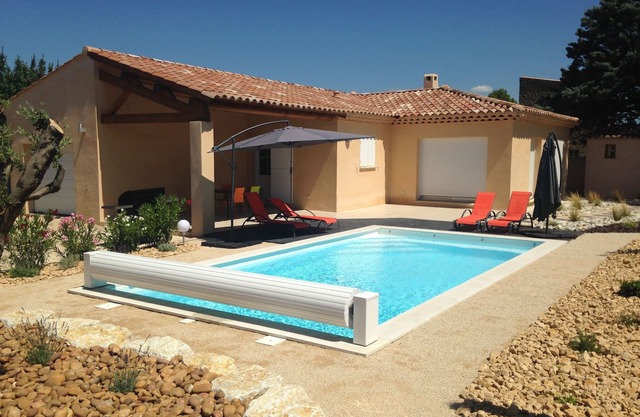 Nueva villa cercada con piscina cerca del centro del pueblo Pernes-les-Fontaines