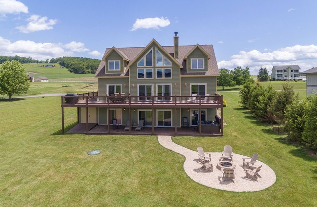 New! Field Of Gold: Lake Access, Wood Fireplace, Hot Tub!
