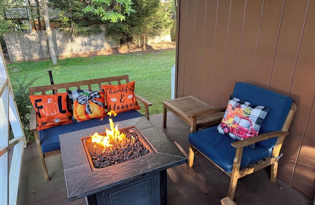 NEW Game Room, fire pit, hot tub, 5 lakes, 2 pools!