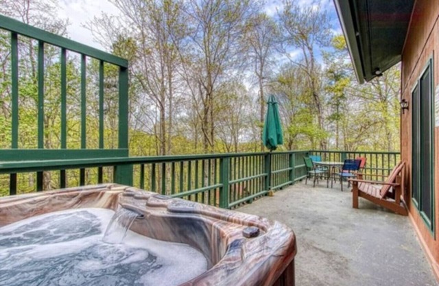 New! GBurg Resort Cabin*Hot Tub*Sauna*3 Min to Ober