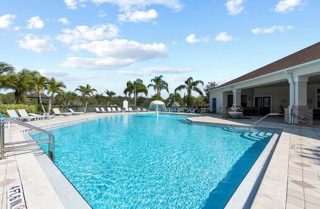 NEW! Gorgeous 6 bedroom house, Private Pool, Clubhouse, close to Disney World!