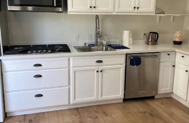 New Guesthouse! w/ Full Kitchen!