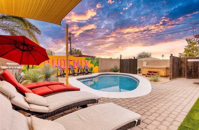 NEW ✴ HEATED POOL✴HOT TUB✴6 BR✴INCLUDES POOL HOUSE
