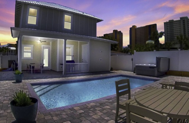 New Home With Private Pool & Hot Tub!