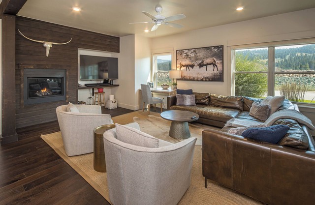 New! Hot Tub, Soaking Tub, Great Location!