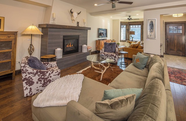 New! Hot Tub, Town Center, Air Conditioning! Western Luxe Delight!