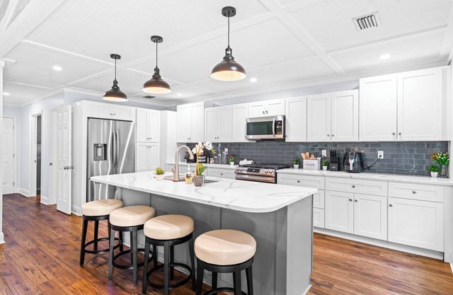 NEW IMMACULATE and quiet 4br Retreat between SAV DownTown & Tybee Island
