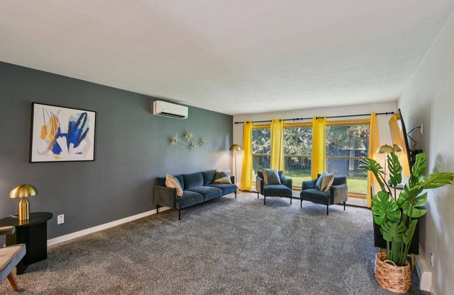 NEW! Iowa City 4BR Backyard Walk to Stadium
