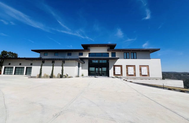 Brand new Breathtaking Lake Austin Estate: SXSW, ACL, F1, Pickleball, Golf