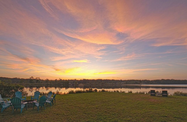 NEW LAKEFRONT Retreat, relaxation with AC, Game Room, boating, epic yard & view