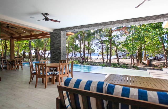 Nuevo hogar de lujo frente a la playa moderna Literalmente pasos hacia el océano