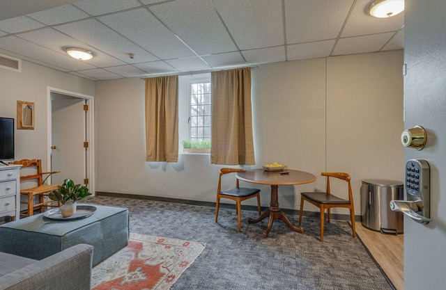 New Listing!! - 1 Bedroom apt in Music Row, Historic Building!