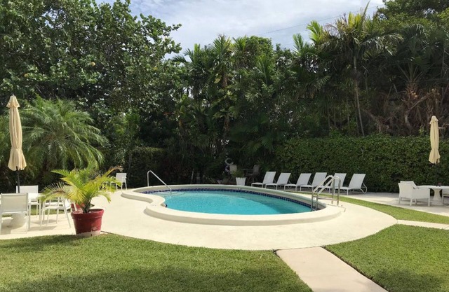 ¡NUEVO LISTADO! 2 hab / 1 baño. 5 minutos a pie de la playa. Piscina y estacionamiento