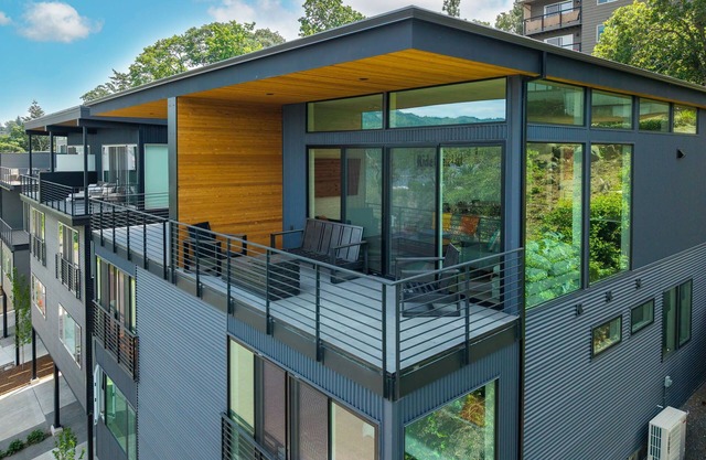 NEW LISTING, 4 bed, 3.5 bath, amazing view w/ an elevator