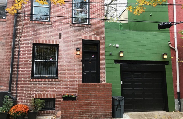 ¡NUEVO LISTADO! Diversión y fabulosa Trinity Home con cubierta en Center City