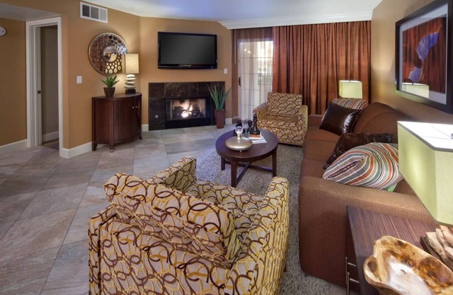 NEW LISTING! Holiday Inn Club Vacations *5 STARS* POOL HOT TUB Wi-Fi FIREPLACE