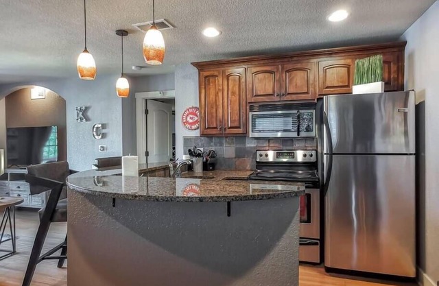 Renovado 1Bed Plaza Condo! El lujo y la comodidad te esperan!