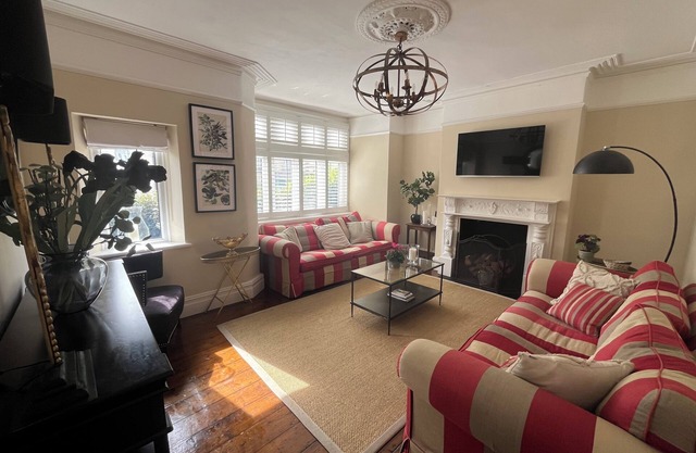Stunning Town House City Centre- FREE PARKING!