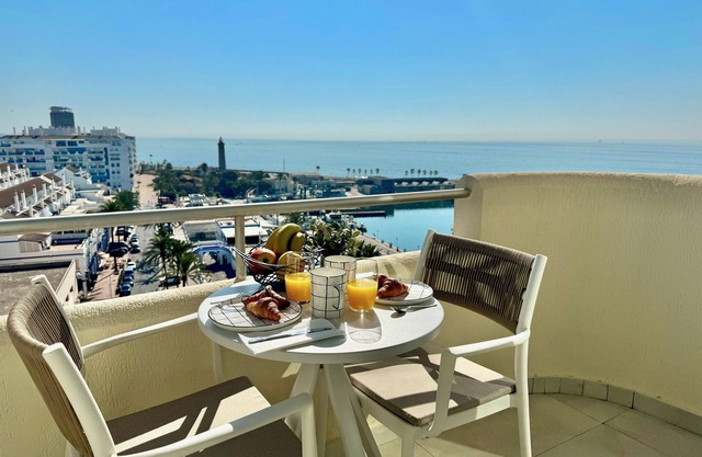 Espectacular apartamento en Puerto de Estepona. Vistas al mar.