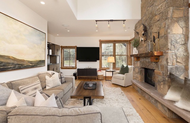 New Listing! Townhome with Hot Tub, Fireplace, Firepit and Loft Area! Walk to the Ski Shuttle!