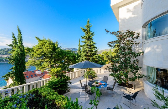 Villa con piscina privada y vista al mar