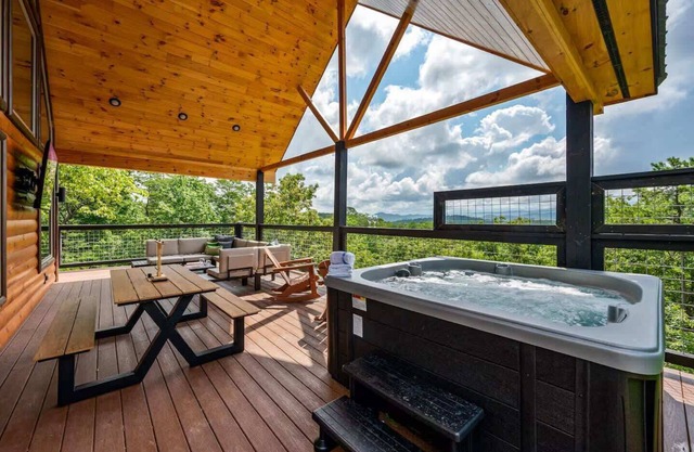 New Luxe Mountain Cabin + Hot Tub + Views
