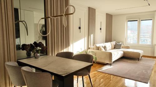 New&Luxurious, Central&Comfortable