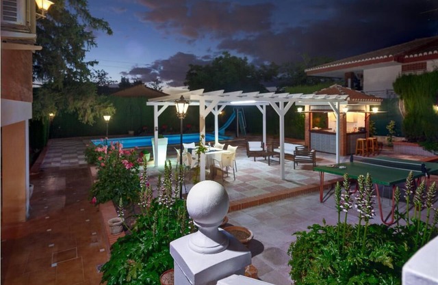 NEW. LUXURY VILLA C&C. PISCINA, JARDÍN Y BARBACOA PRIVADOS.