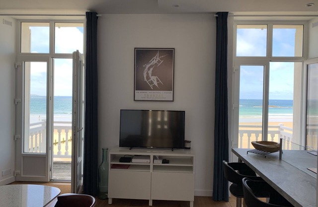 NUEVO! Magnífica vista al mar ... Excelente apartamento (3 ***) pies renovados en el agua