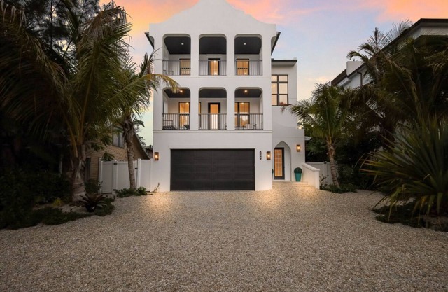 NEW! Meet Me At Sunset! 3 Homes from the Beach!
