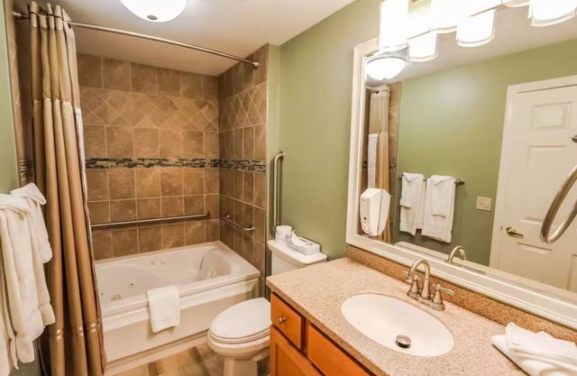 NEW- Mins to Loon-Hiking Trails-Clarks-Train- King Bed- Full Kitchen- Hot Tub-