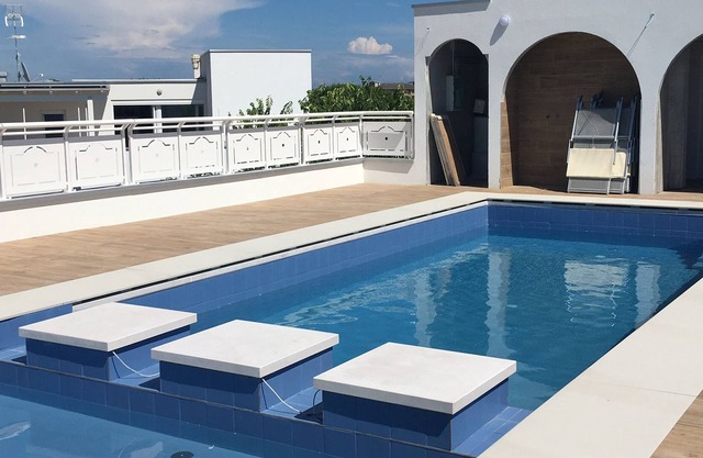 Un hermoso apartamento con el gran jardín, a 400 metros de la playa.