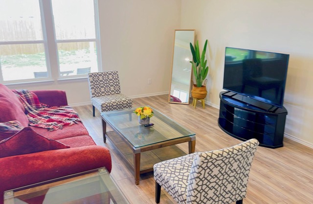 New! Modern & Bright Home / Large Backyard/ Pet OK/ Monthly Discount