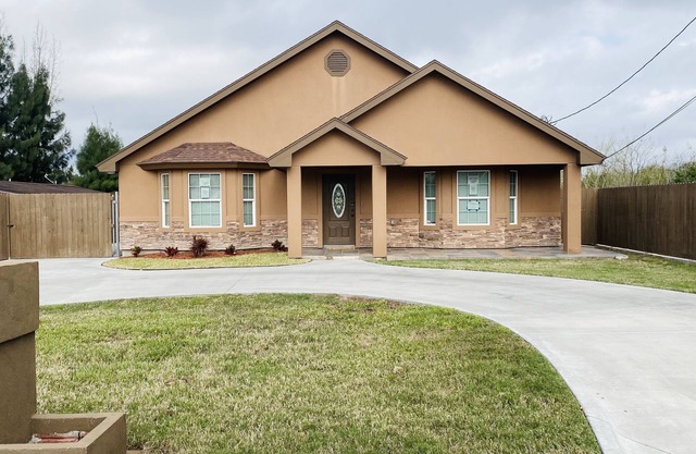 New Modern House near Hospital , shopping centers with backyard and Resaca view.