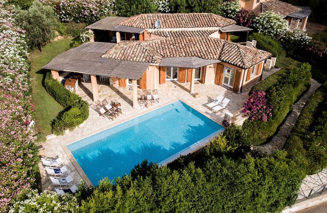 Nueva villa familiar de lujo moderna con piscina infinita privada y jardín y vista