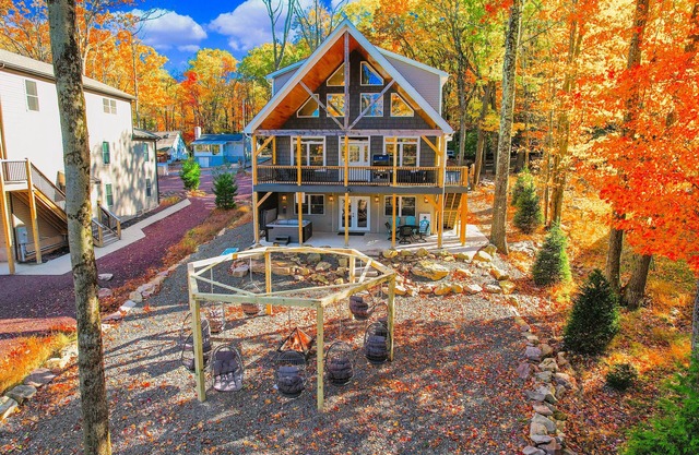 Luxurious Lakeview Haven, Hot-tub, Game Room, Sleeps 26+