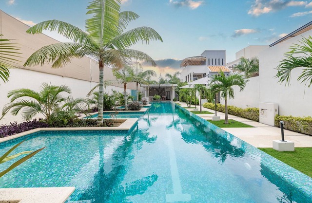 (NEW) Modern Villa in Fantastic Central Location