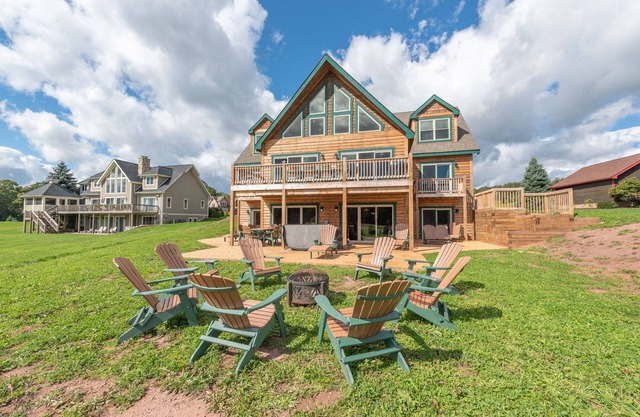 New! Oh Deer! Lodge: Lakefront, Pool, Two Hot Tubs!